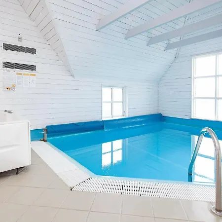 10 Person In Bl Vand Blåvand